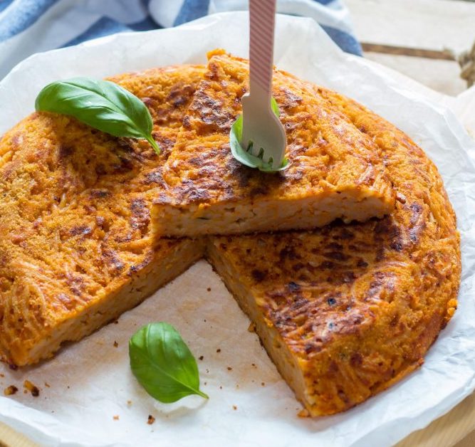 Hai cucinato troppi spaghetti? Riciclali con una buona frittata di spaghetti!