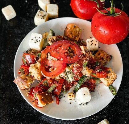 Panzanella toscana: una delizia rustica per il palato e per gli occhi