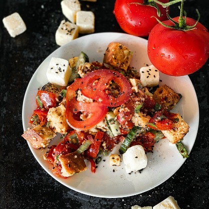 Panzanella toscana: una delizia rustica per il palato e per gli occhi